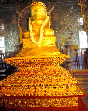 Estata de Buda en oro masivo incrustado de piedras preciosas al monasterio de Mogok.